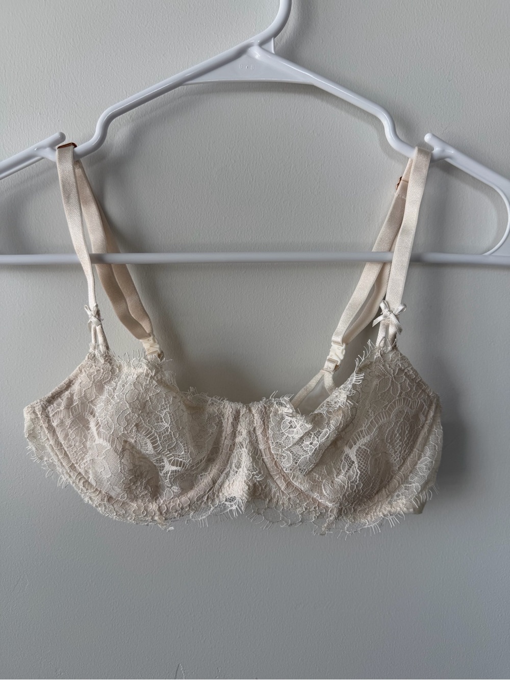 Victoria’s Secret Ivory Lace Underwire Bra 34B Eyelash Lace